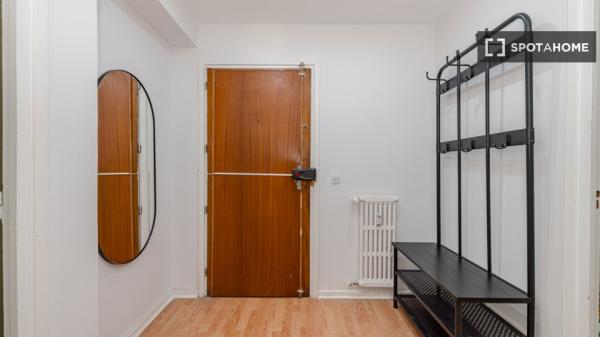 Habitación en piso compartido en madrid.