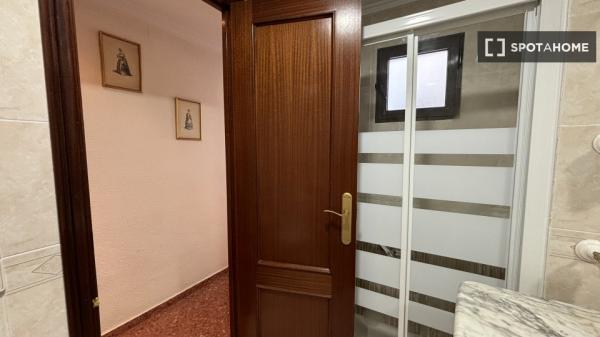 Piso entero de 4 habitaciones en Valencia.