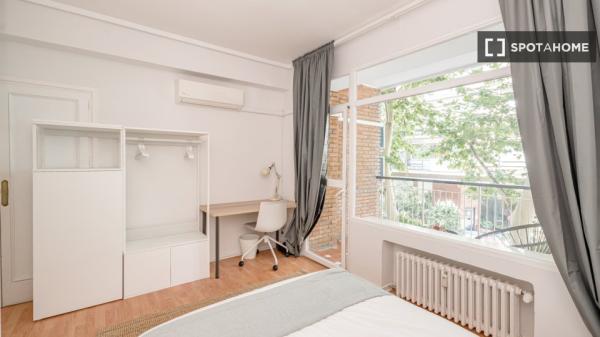 Habitación en piso compartido en madrid.