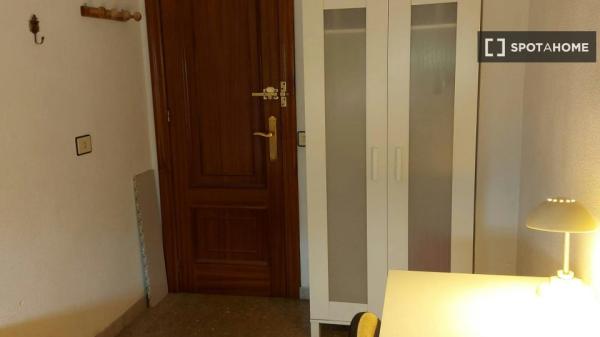 Room for rent in shared apartment in Murcia