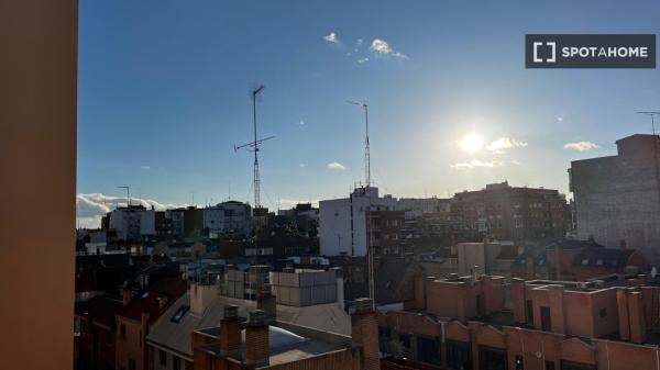 Habitación en piso compartido en madrid.