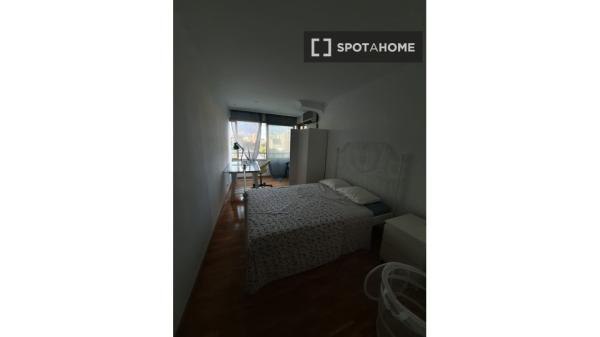 Se alquila habitación en piso de 6 habitaciones en Barcelona