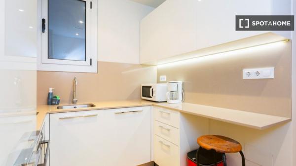 Apartamento moderno con balcón exterior en Sants-Montjuic