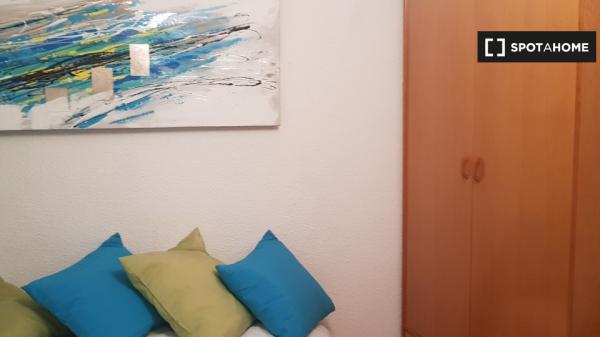 Habitación en piso de 6 dormitorios en Alcalá de Henares.