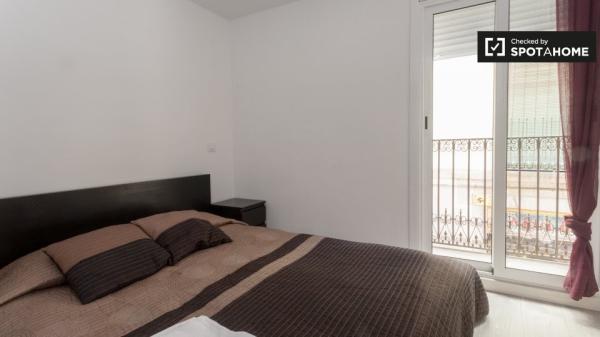 Apartamento de 3 quartos com ar condicionado para alugar em El Raval, Barcelona