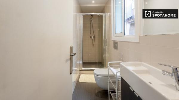 Apartamento de 3 quartos com ar condicionado para alugar em El Raval, Barcelona