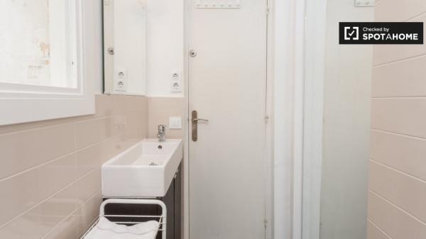 Apartamento de 3 quartos com ar condicionado para alugar em El Raval, Barcelona