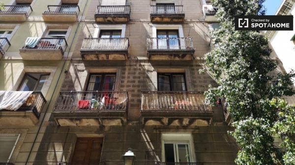 Apartamento de 3 quartos com ar condicionado para alugar em El Raval, Barcelona