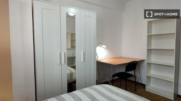 Chambre à louer dans un appartement de 6 chambres à Alcalá de Henares