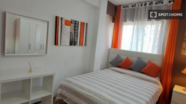 Chambre à louer dans un appartement de 6 chambres à Alcalá de Henares