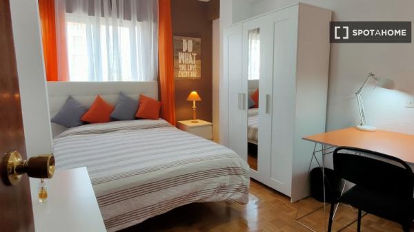 Quarto para alugar em apartamento de 6 quartos em Alcalá de Henares