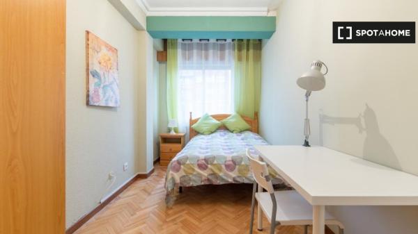 Quarto para alugar em apartamento de 6 quartos em Alcalá de Henares