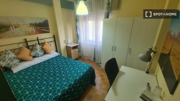 Chambre à louer dans un appartement de 6 chambres à Alcalá de Henares