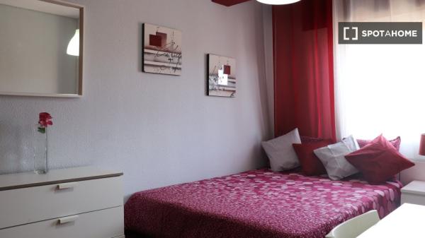 Chambre à louer dans un appartement de 6 chambres à Alcalá de Henares