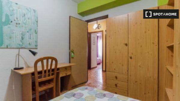 Room to rent in 5-bedroom flat in Alcalá De Henares, Madrid