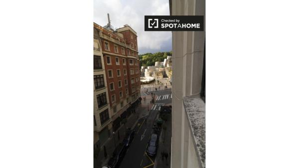 Gran habitación en casa de 7 dormitorios en Abando, Bilbao