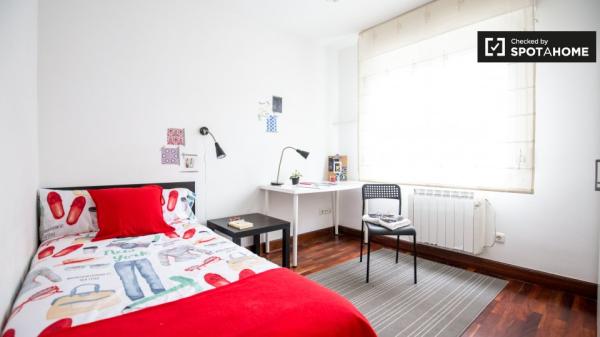 Gran habitación en apartamento de 3 dormitorios en Deusto, Bilbao