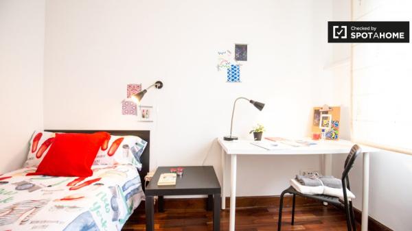 Gran habitación en apartamento de 3 dormitorios en Deusto, Bilbao