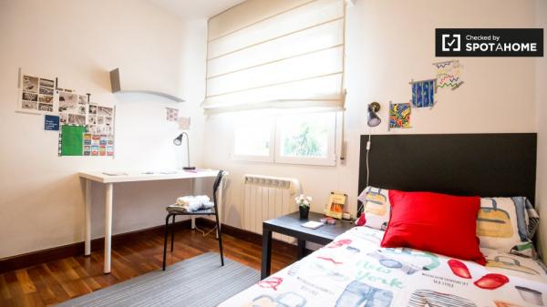 Gran habitación en apartamento de 3 dormitorios en Deusto, Bilbao