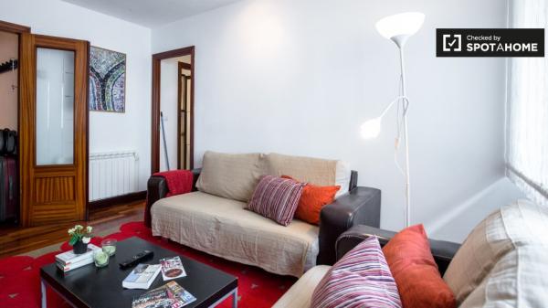 Gran habitación en apartamento de 3 dormitorios en Deusto, Bilbao