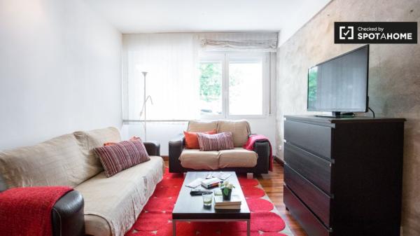 Gran habitación en apartamento de 3 dormitorios en Deusto, Bilbao