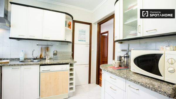 Habitación amueblada en apartamento de 3 dormitorios en Deusto, Bilbao