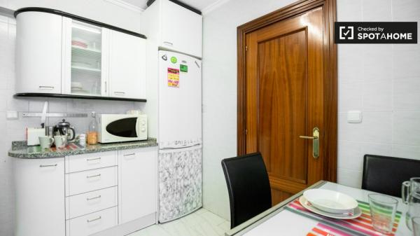 Gran habitación en apartamento de 3 dormitorios en Deusto, Bilbao