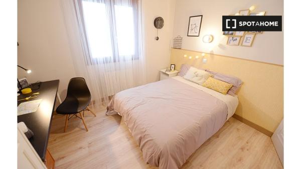 Se alquilan habitaciones en un apartamento de 4 dormitorios en Deusto, Bilbao