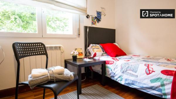 Habitación tranquila en apartamento de 3 dormitorios en Deusto, Bilbao