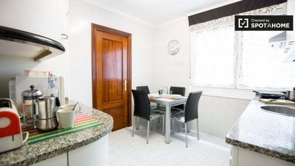 Habitación tranquila en apartamento de 3 dormitorios en Deusto, Bilbao