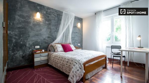 Habitación tranquila en apartamento de 3 dormitorios en Deusto, Bilbao