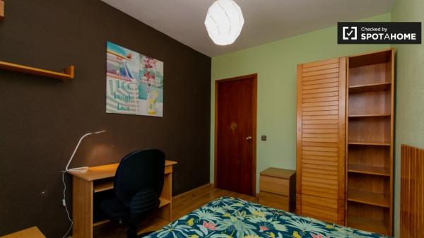 Chambre dans un appartement de 6 chambres à Alcalá de Henares, Madrid