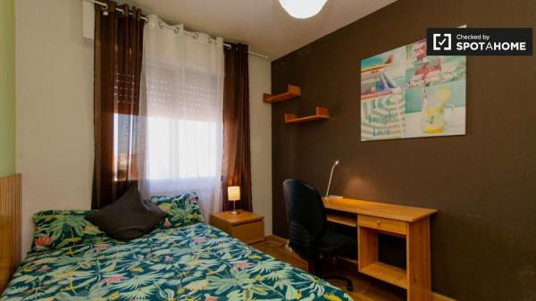 Habitación en apartamento de 6 dormitorios en Alcalá de Henares, Madrid.