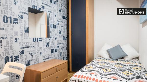 Habitación en apartamento de 6 dormitorios en Alcalá de Henares, Madrid.