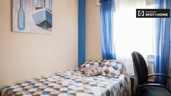 Habitación en apartamento de 6 dormitorios en Alcalá de Henares, Madrid.