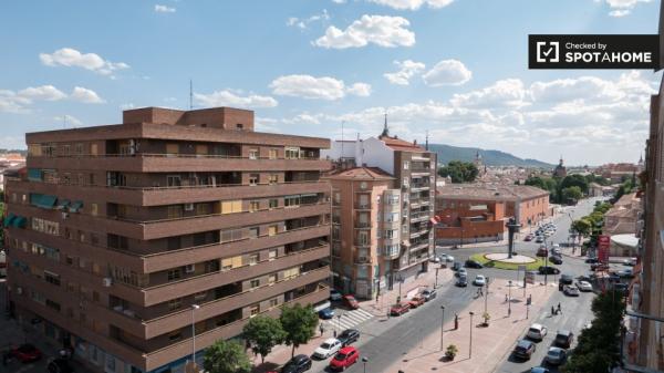 Zimmer in 6-Zimmer-Wohnung in Alcalá de Henares, Madrid