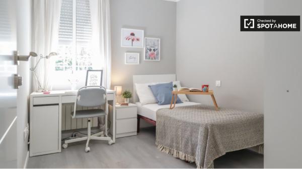 Apartamento de 4 dormitorios en alquiler en Aluche, Madrid.