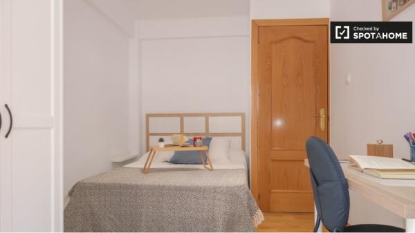 Apartamento de 3 dormitorios en alquiler en Aluche, Madrid