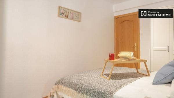 Apartamento de 3 dormitorios en alquiler en Aluche, Madrid