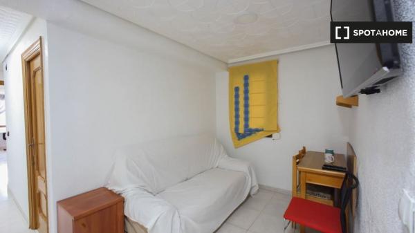 Acogedora habitación en apartamento de 4 dormitorios en Camins al Grau.