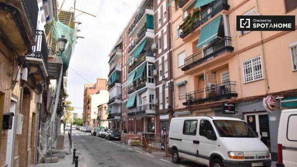 Se alquila habitación en piso de 2 dormitorios en Ayora, Valencia