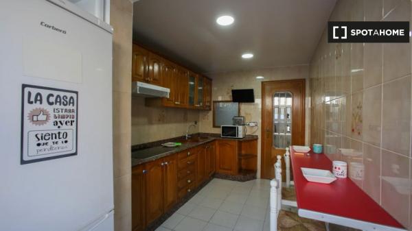 Acogedora habitación en apartamento de 4 dormitorios en Camins al Grau.