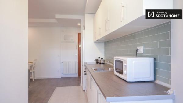 Apartamento de 4 dormitorios en alquiler en Aluche, Madrid.