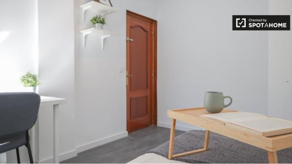 Apartamento de 4 dormitorios en alquiler en Aluche, Madrid.