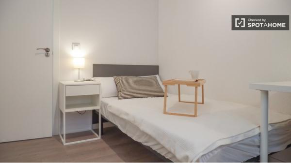 Apartamento de 4 dormitorios en alquiler en Aluche, Madrid.