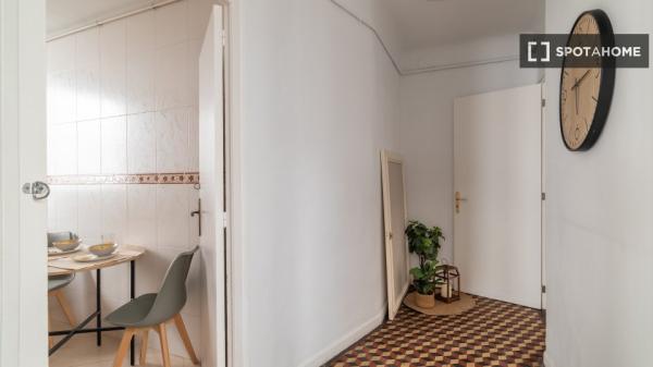 Se alquila habitación en piso de 7 habitaciones en Barcelona