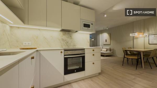 Se alquila habitación en piso de 4 dormitorios en Barcelona