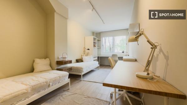 Se alquila habitación en piso de 4 dormitorios en Barcelona