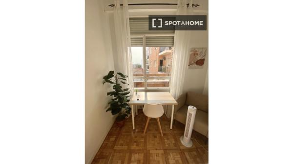 Habitación en piso compartido en madrid.