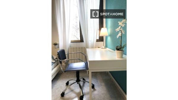 Se alquila habitación en apartamento de 7 dormitorios en Salamanca, Madrid